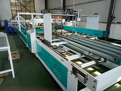 加工醫用口罩外包裝紙箱加工設備全自動粘箱機