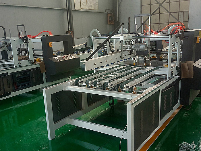 全自動(dòng)粘箱機(jī)圖片